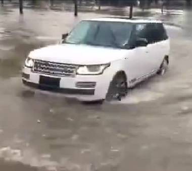 厉害了路虎！这揽胜的涉水性能竟堪比陆地巡洋舰！