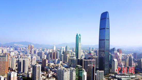 图为航拍深圳标志建筑之一京基100大厦。（资料图片） 中新社记者 陈文 摄