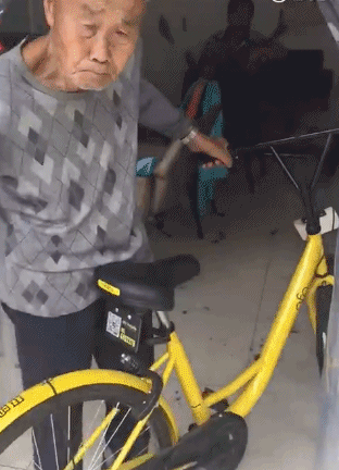 老人强占共享单车 停我家门口就是我的 如何管