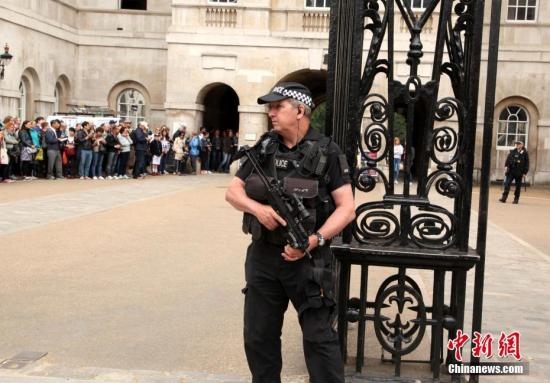 资料图：伦敦各大旅游景点增派警力加强安保。中新社记者 周兆军 摄