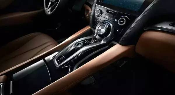 这款车有按键拨片换挡涡轮配8速,20万!