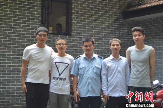 毕业生与保安大叔合影 西南大学 摄