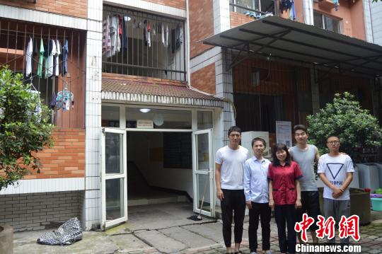 毕业生与宿管阿姨合影 西南大学 摄
