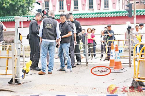 “诈弹”放置在歌和老街路中安全岛上。图片来源：香港《文汇报》。