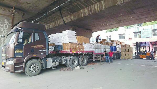 路综合整治百日行动 高架桥下41家物流公司本