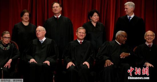 当地时间2017年6月1日，美国华盛顿，美国最高法院法官合影。照片依次是美国首席大法官约翰·罗伯茨（前排中）、大法官鲁斯·巴德·金斯伯格（前排左一）、安东尼·肯尼迪（前排左二）、克拉伦斯·托马斯（前排右二）、史蒂芬·布雷耶（前排右一）、艾蕾娜·卡根（后排左一）、塞缪尔·阿利托（后排左二）、索尼娅·索托马约尔（后排右二）以及尼尔·戈萨奇（后排右一）。