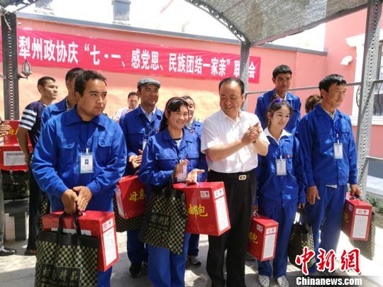 16日,伊犁州政协给在伊宁市工作的200位莎车工人赠送生活用品、鞋和书籍。 张学全 摄