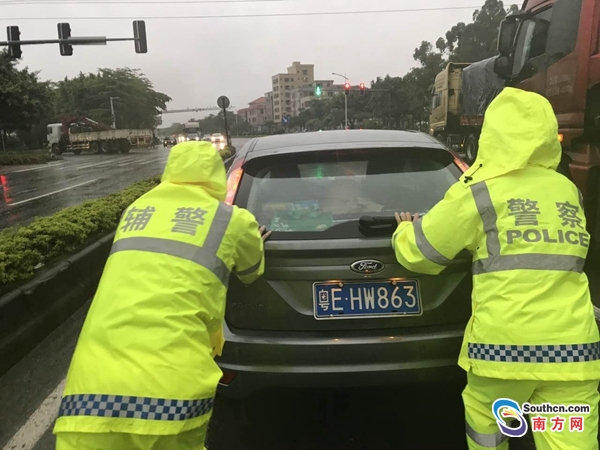 推车、赤脚…暴雨红色预警下,佛山交警这样疏