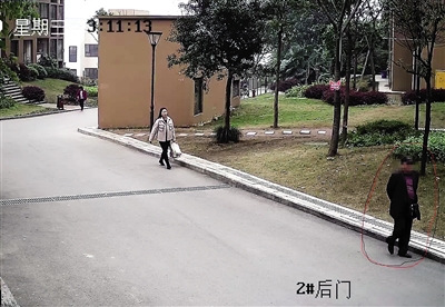 民警通过小区监控视频，锁定犯罪嫌疑人黄某（右）。 本报记者 胡杰 摄