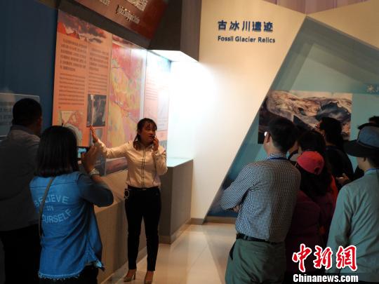 图为全国30多家都市主流媒体的60多名记者参观昆仑山世界地质公园博物馆。 孙睿 摄