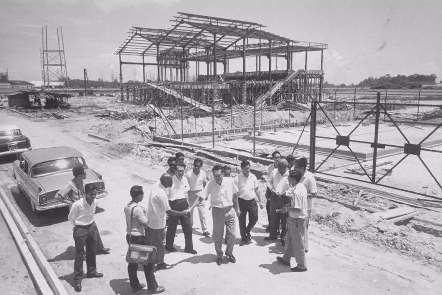 1965年,李光耀在组屋建设基地