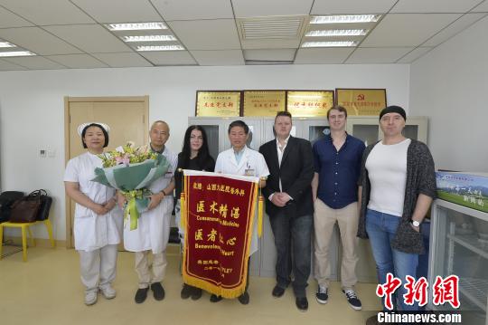 6月15日,来自英国的Hailey与她的朋友们专程来到医院,把锦旗和鲜花送到了医生手中,对挽救她生命的医护人员道声感谢。 范丽芳 摄
