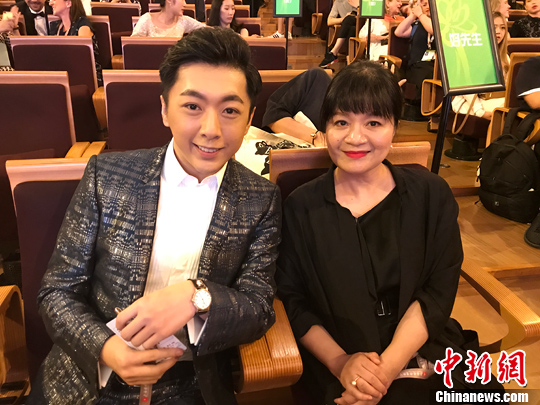 金牌编剧王丽萍携“新生代演艺代表”鲍晓,作为特邀嘉宾一起参加第23届上海国际电影电视节的观礼。供图