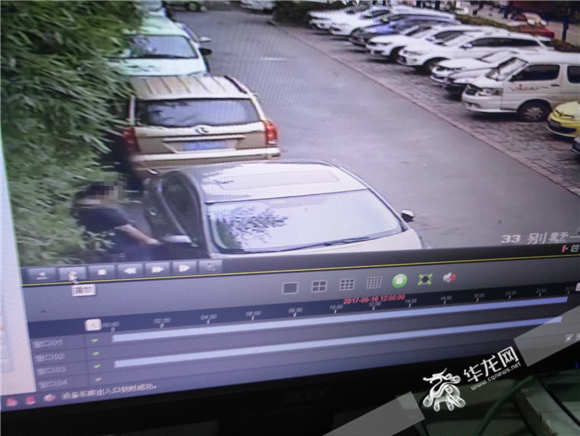 监控录像清楚显示了女子的划车过程。沙坪坝警方供图 华龙网发