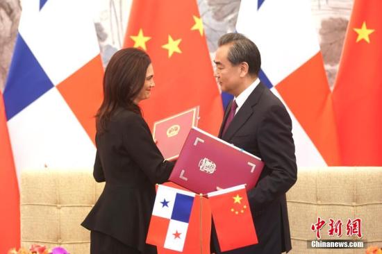 6月13日,中国外交部长王毅在北京与巴拿马副总统兼外长德圣马洛举行会谈。会谈后,两国外长签署了《中华人民共和国和巴拿马共和国关于建立外交关系的联合公报》。中新社记者 盛佳鹏 摄