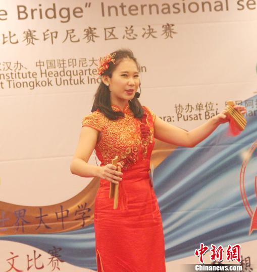 图为大学生组选手表演快板。 林永传 摄