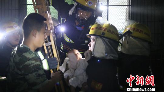 消防官兵相互配合,成功救出被困婴儿 钟欣 摄