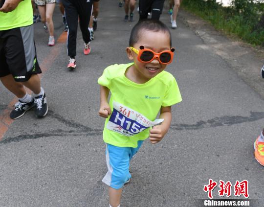 比赛吸引了小朋友的参加 张瑶 摄