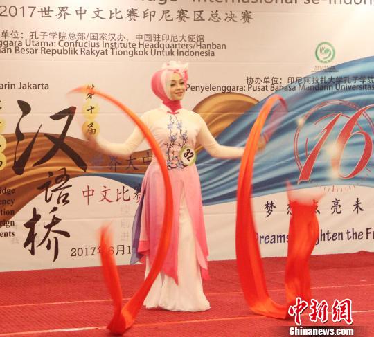 图为大学生组选手表演彩绸舞。 林永传 摄