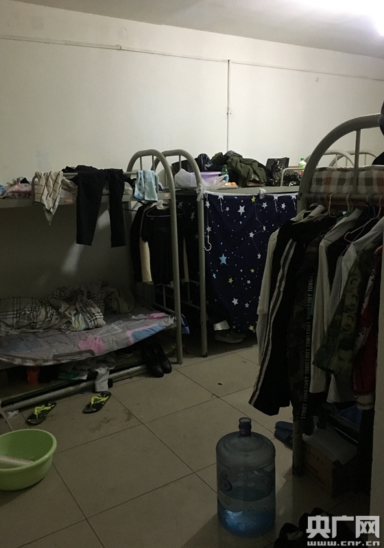 北京某高档小区地下防空洞改群租房 至少400人