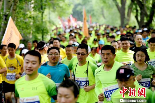 运动爱好者齐聚一堂,在每立方厘米负氧离子高达5000多、风景如画的净月潭森林赛道中尽享夏日“狂奔”的快感。 张瑶 摄