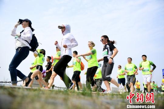 6月18日,长春净月潭森林马拉松赛鸣枪开赛。这是中国首条以越野马拉松赛道为特色的森林马拉松赛事。 张瑶 摄