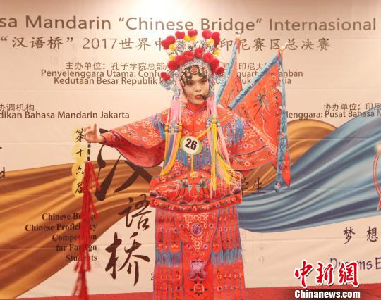 图为大学生组一等奖得主、来自苏北省亚洲国际友好学院的柳添贵表演京剧《穆桂英挂帅》。 林永传 摄