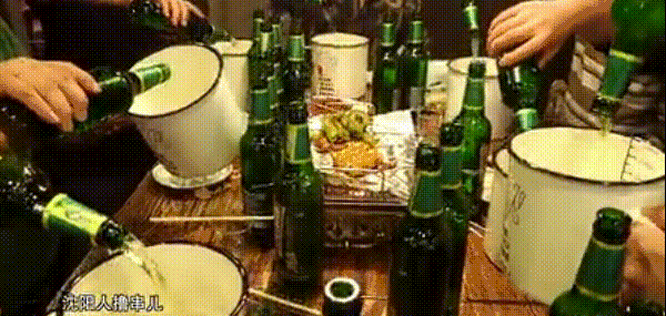 杯酒, 父子俩一口干掉, 这时候,酒是过瘾的味道, 因为这是步入社会的