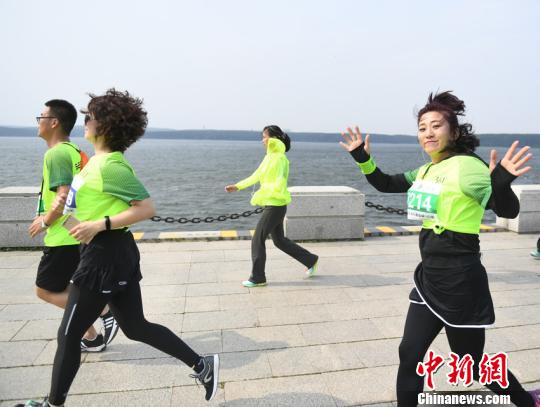 选手在比赛中的精彩表现。 张瑶 摄