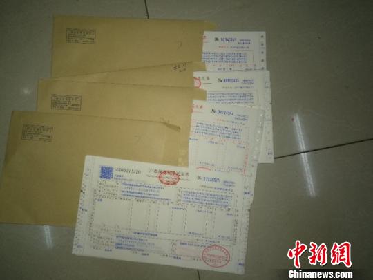 图为缴获的假发票 钟欣 摄
