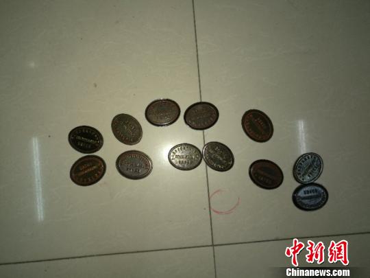 图为缴获的印章盖 钟欣 摄