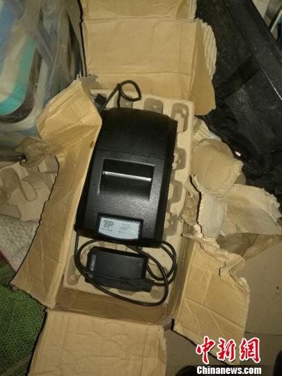 图为缴获的作案工具 钟欣 摄