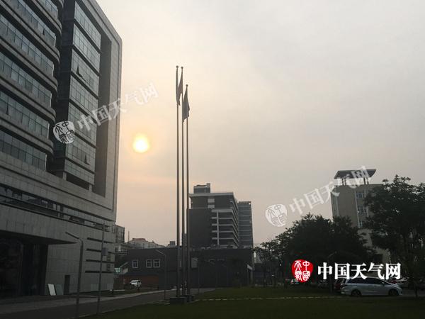 周日北京仍有35℃闷热依旧出行需防雷雨大风