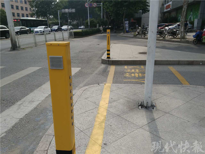 发现闯红灯就喊停 智能黄柱子成文明引导