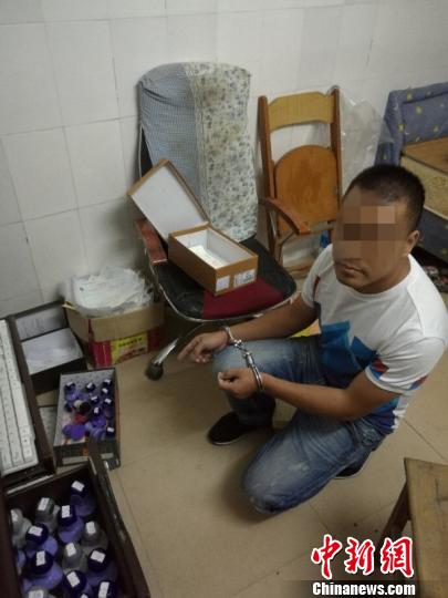 图为犯罪嫌疑人指认作案现场 钟欣 摄