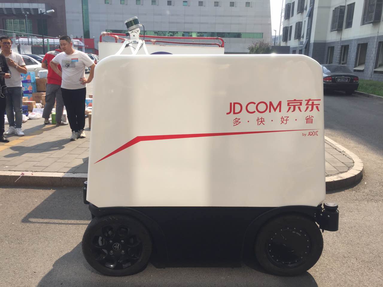 京东配送机器人正式运营 618当日完成首单|京