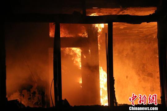 湖北省孝感市孝南区城站路一居民楼发生,现场火势较大 钟欣 摄