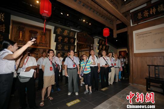 图为台胞们连城明清牌匾。 黄水林 摄