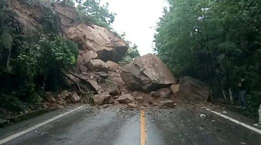 重庆云阳发生山体滑坡 部分道路断道