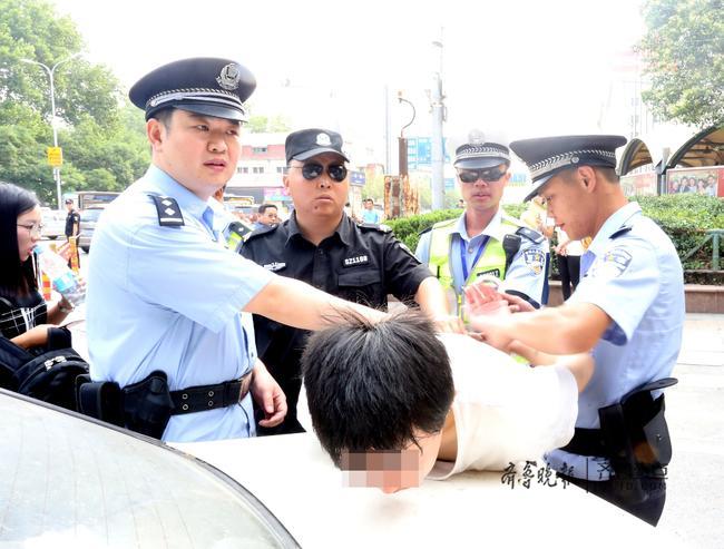 摊上事儿了!辅警酒驾撞人被拘 死伤惨重,现场实