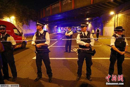 据英国警方在一份声明中说,现场有许多伤亡人员正在等待救治,有一个人被捕,事件详情目前仍在进一步调查。