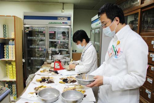 香港本地大学的中药文凭及证书毕业生，必须累积一定的工作年资才可独立处理中药。图片来源：香港《大公报》。