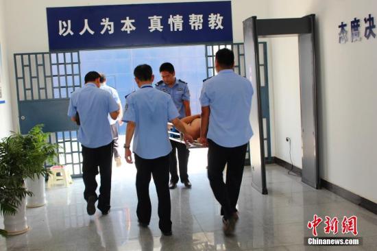 资料图:湖北省枝江市看守所,民警和狱医对突然晕倒的在押人员立即进行处置,并将其送往协作医院诊疗。秦燕 摄