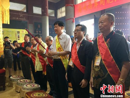 19日,纪念民族英雄郑成功收复台湾355周年纪念大会在郑成功的故乡——福建南安举行。 图为两岸民众共赴郑成功庙祭拜。 郭斌 摄