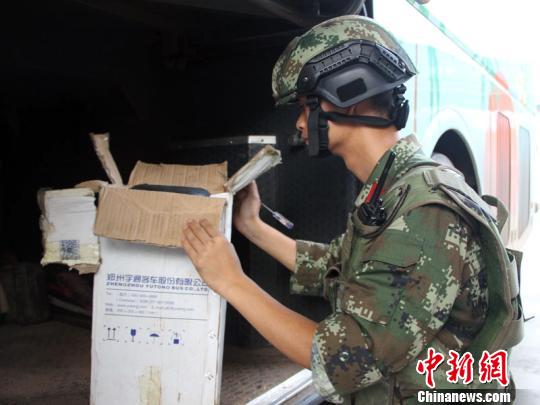 执勤官兵在检查托运包裹。 李宁 摄