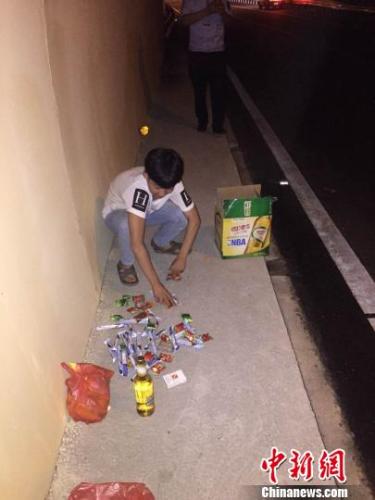 图为:小伙带着零食和啤酒在高速路隧道内准备“狂欢”。 丽水高速交警支队五大队供图 摄