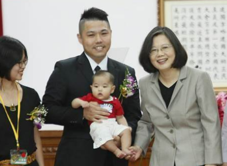 蔡英文出席庆祝大会,表扬模范警察。(图片来源:台湾《中时电子报》)