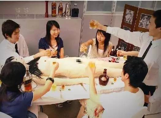 做食人宴的餐馆,会将餐桌布置成手术台,然后把一个人体模型,摆在"手术