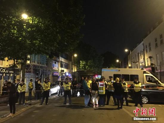 事发道路交通被关闭，政府要求当地居民选择替代路线。图为警方在事发现场拉起封锁线。 中新社记者 周兆军 摄