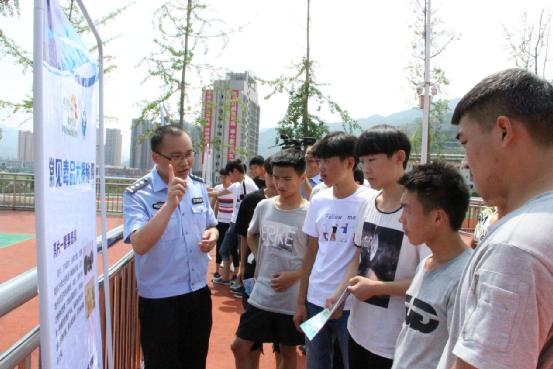 仿真毒品进学校 2000余名学生现场感受毒品危